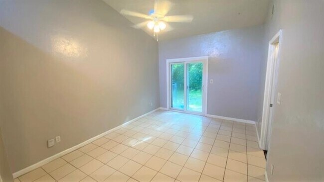 Foto del edificio - 6145 Greenon Ln