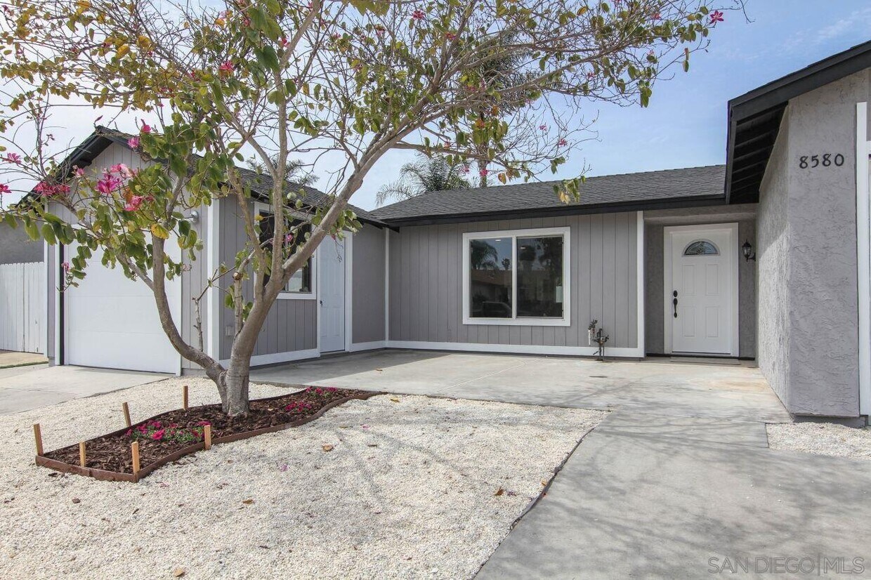 Foto principal - 8580 Flanders Dr