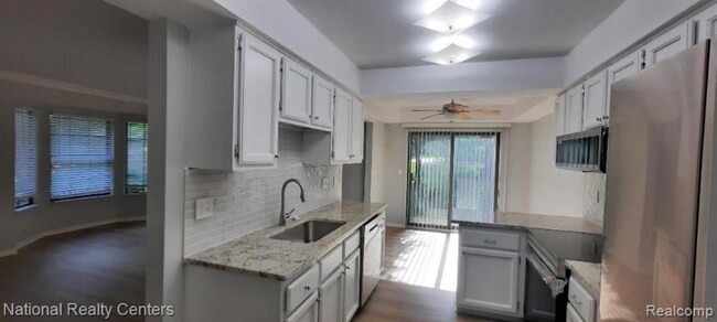 Building Photo - 300 Meadow Bridge Dr