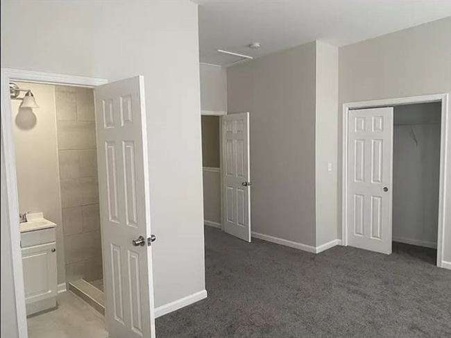 Building Photo - 3 bedrooms 3 bathroom Completely Rehabbed ...