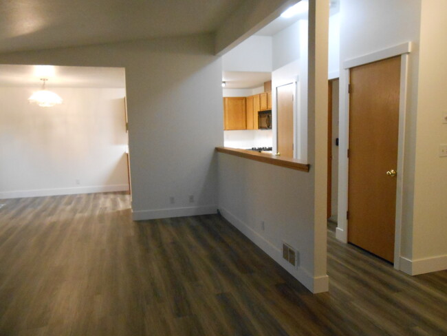Building Photo - 1522 NE Locksley Dr