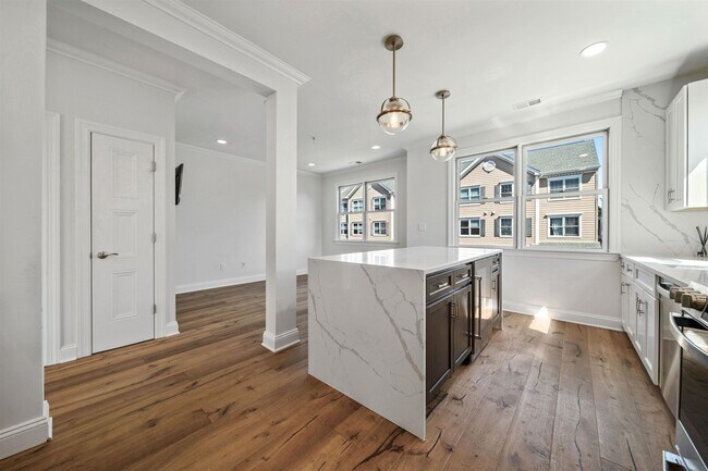 Foto del edificio - 402 Kingston Ct