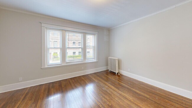 Building Photo - Charming 3 Bedroom
