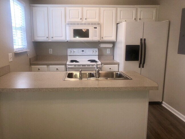 Foto del edificio - Charming 2 Bedroom, 2.5 bath Townhome