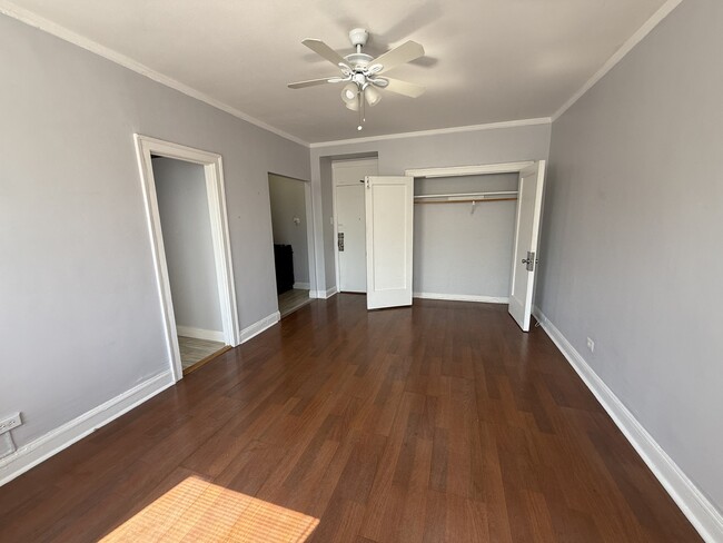 Building Photo - 6930 N Greenview Ave