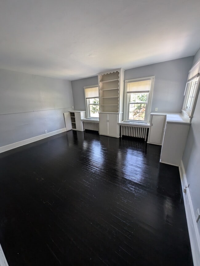 Building Photo - 548 Linden St