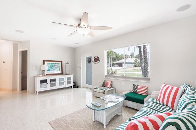 Foto del edificio - 1719 SW Dyer Point Rd