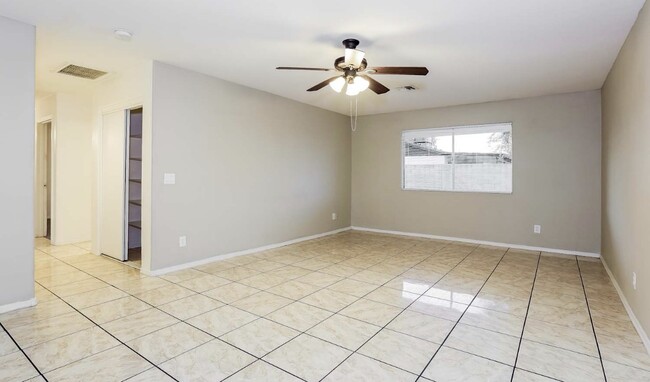 Foto del edificio - 2218 W Bowker St