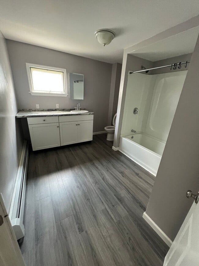 Building Photo - Newly Renovated 3 Bed/1 Bath Single Family...