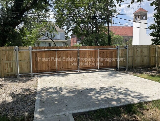 Foto del edificio - 33 Whitethorne Ave