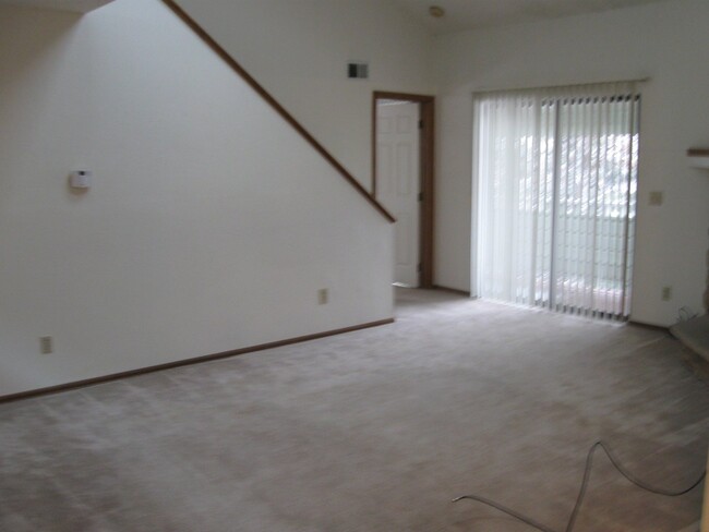 Building Photo - Cambridge Commons - 3 Bedroom - 2 Bathroom...