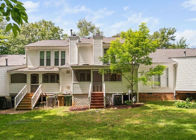 Foto del edificio - Stylish & Fully Updated 2-Bedroom Townhous...