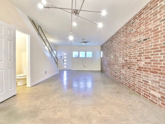 Foto del edificio - Stylish Two Story Townhome in the Cedars District of Dallas