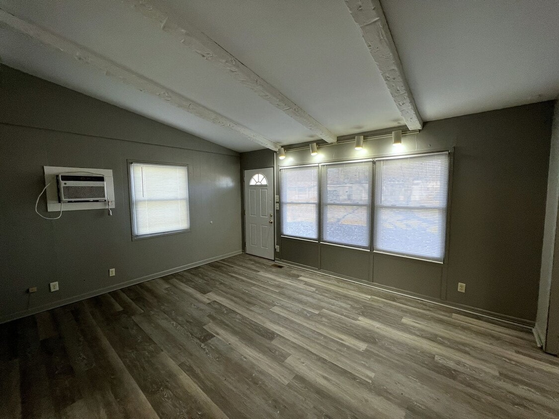 3BR 1bath House - Available Mid October 2025 - 3BR 1bath House - Available Mid October 2025