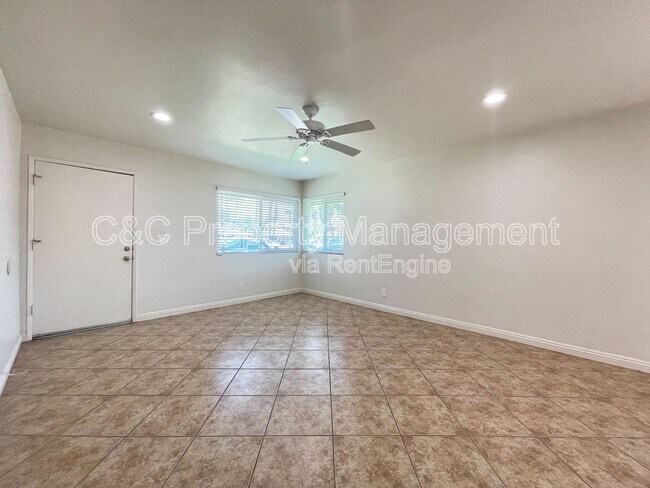 Foto del edificio - 1346 W San Ysidro Blvd