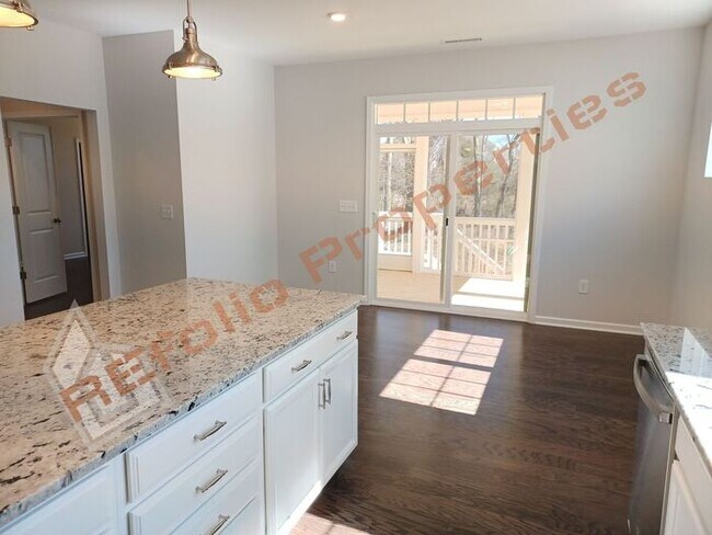Building Photo - Gorgeous 4 Bedroom House with 1st Floor Pr...
