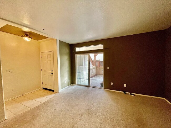 Foto del edificio - 310 E McCoy Ln