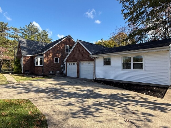 Building Photo - Spacious 4-Bedroom Property with In-Law Su...