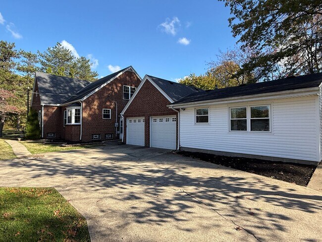 Foto del edificio - Spacious 4-Bedroom Property with In-Law Su...