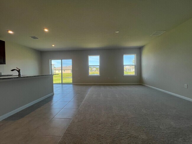 Foto del edificio - Beautiful  3 bedroom 2 bathroom House Coming Soon available on 11/24/25