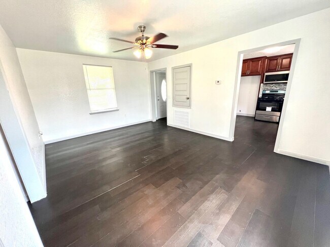 Foto del edificio - 1242 Chevy Chase Dr