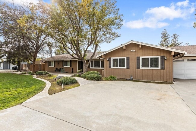 Building Photo - Madera Ranchos Home, 3BR/2BA, Built 1986 -...