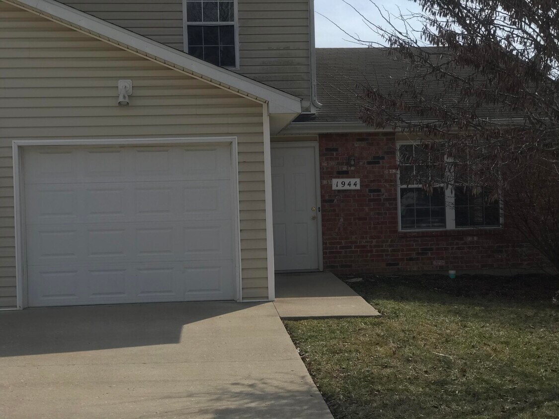 Primary Photo - 2062 Old Plank Village Dr