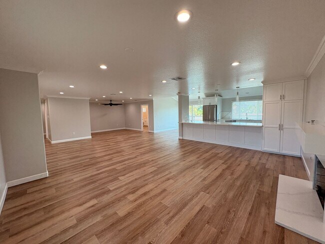 Foto del edificio - 3 Bed, 3 Bath in Corona!