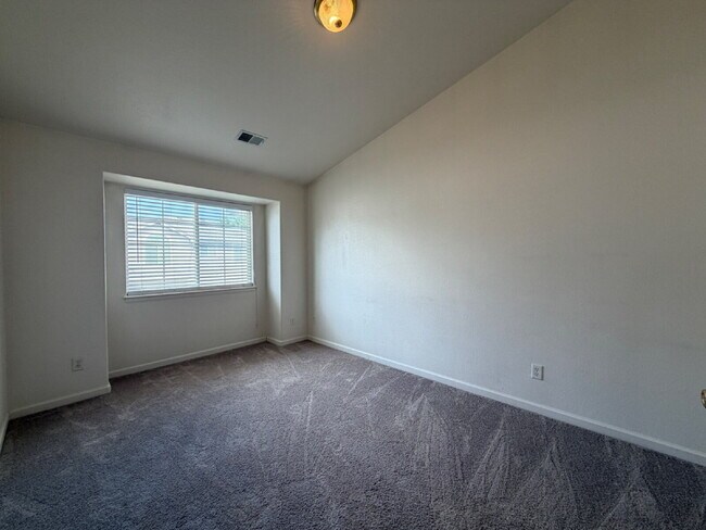 Building Photo - "Spacious 2-Bed, 2-Bath with attached garage"