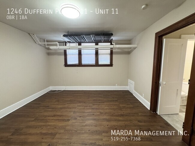 Photo du bâtiment - SPACIOUS BACHELOR GILES & DUFFERIN + HYDRO