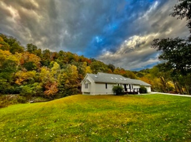 Building Photo - 250 River Run Rd