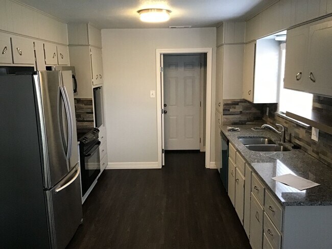 Foto del edificio - AVAILABLE NOW !