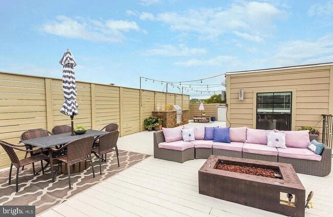 Top Floor, 2BR, 2BA with Den + Private Large Rooftop and Garage parking! A Must see!! - Top Floor, 2BR, 2BA with Den + Private Large Rooftop and Garage parking! A Must see!! House