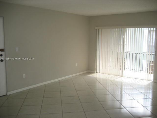 Building Photo - 10816 N Kendall Dr