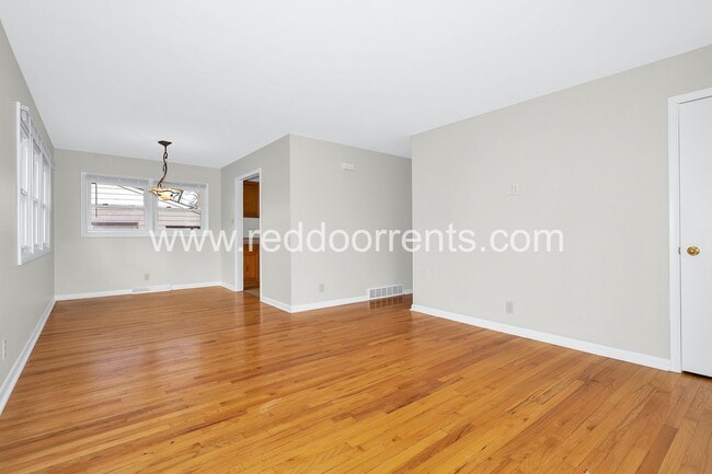Building Photo - Charming Bungalow in a Fantastic Neighborh...