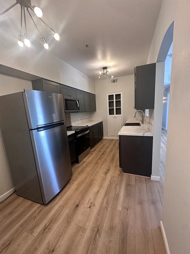 Foto del edificio - 6850 Sharlands Ave