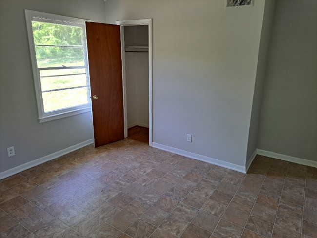 Building Photo - 323 Oakwood Cir