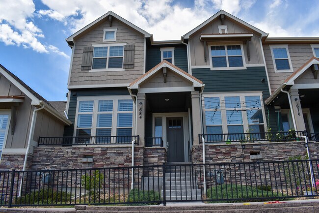 Patio semiprivado, elevado y cerrado - 684 Mason St