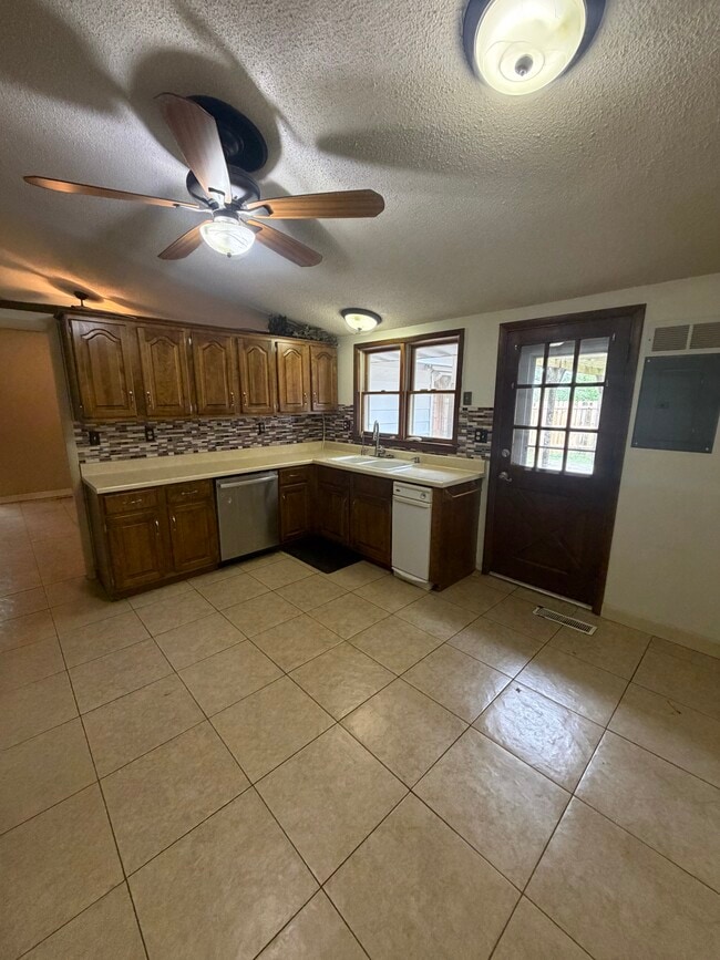 kitchen - 3301 Canterbury Dr
