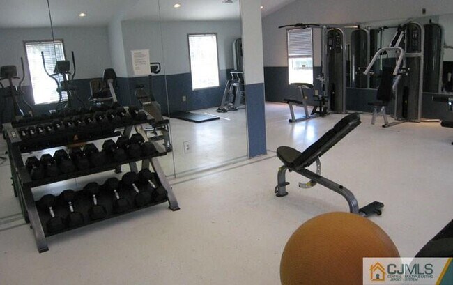 Building Photo - 1607 Sweet Briar Ct
