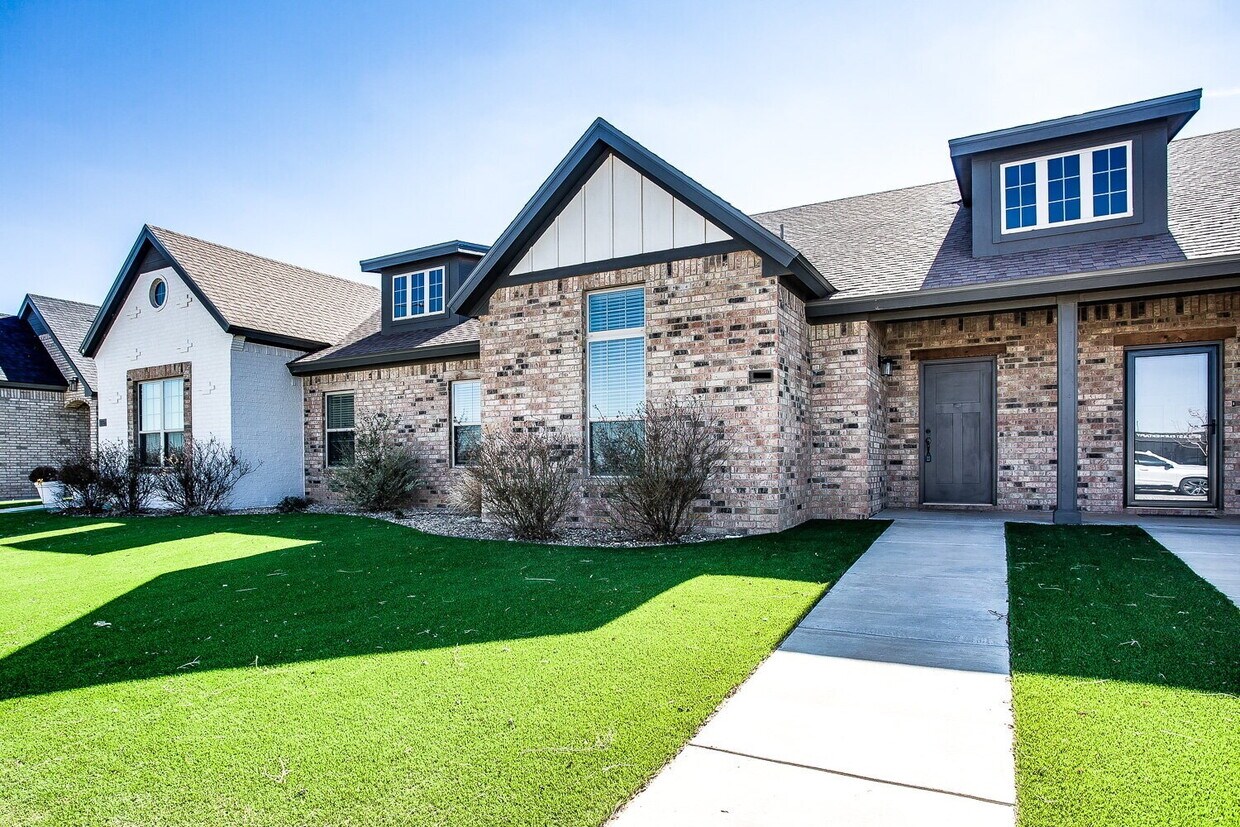Primary Photo - Beautiful Townhome in Viridian!
