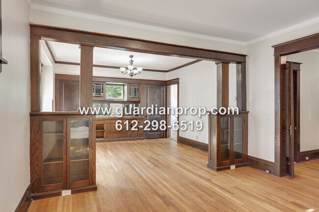 Foto del edificio - Large House in Hamline Midway Available October 1st, Original Woodwork, Updated Kitchen & Baths, ...
