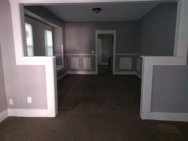 Building Photo - SPACIOUS 3 BEDROOM DUPLEX NEAR DOWNTOWN