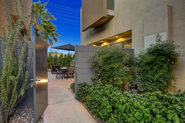 Building Photo - 1536 E Baristo Rd