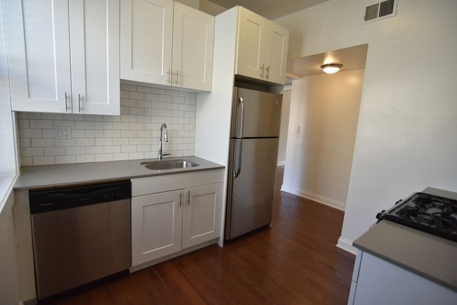 Building Photo - 3802 N Pine Grove Ave