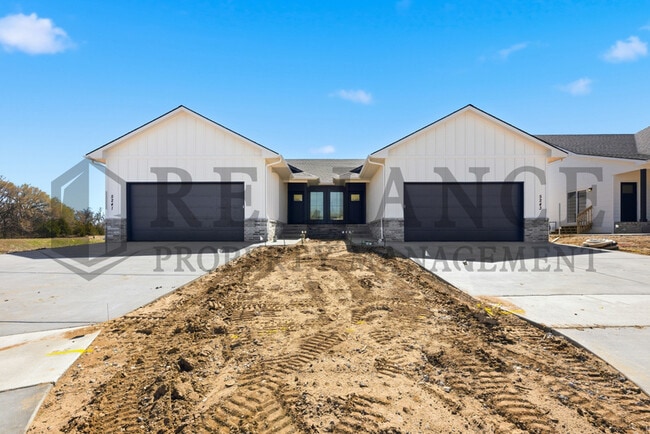 Building Photo - 5241 N Pinecrest Ct