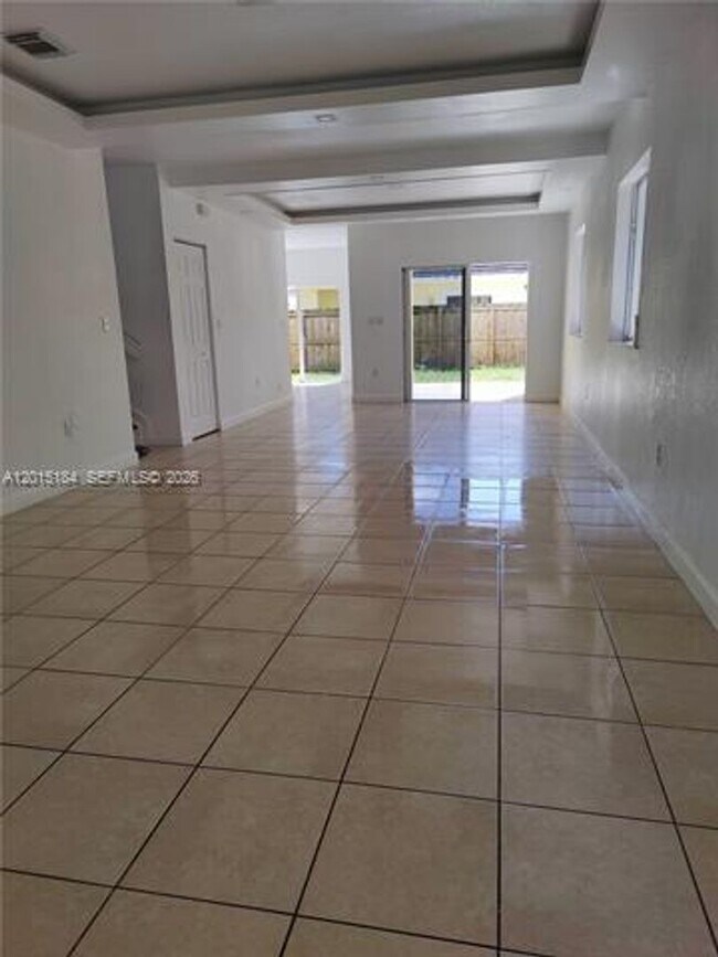 Foto del edificio - 379 NE 34th Ave