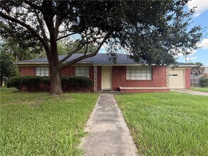 Building Photo - 2210 Ellen Dr