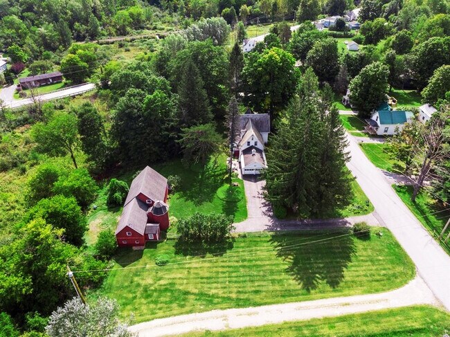 Foto del edificio - 96 Twitchell Hill Rd