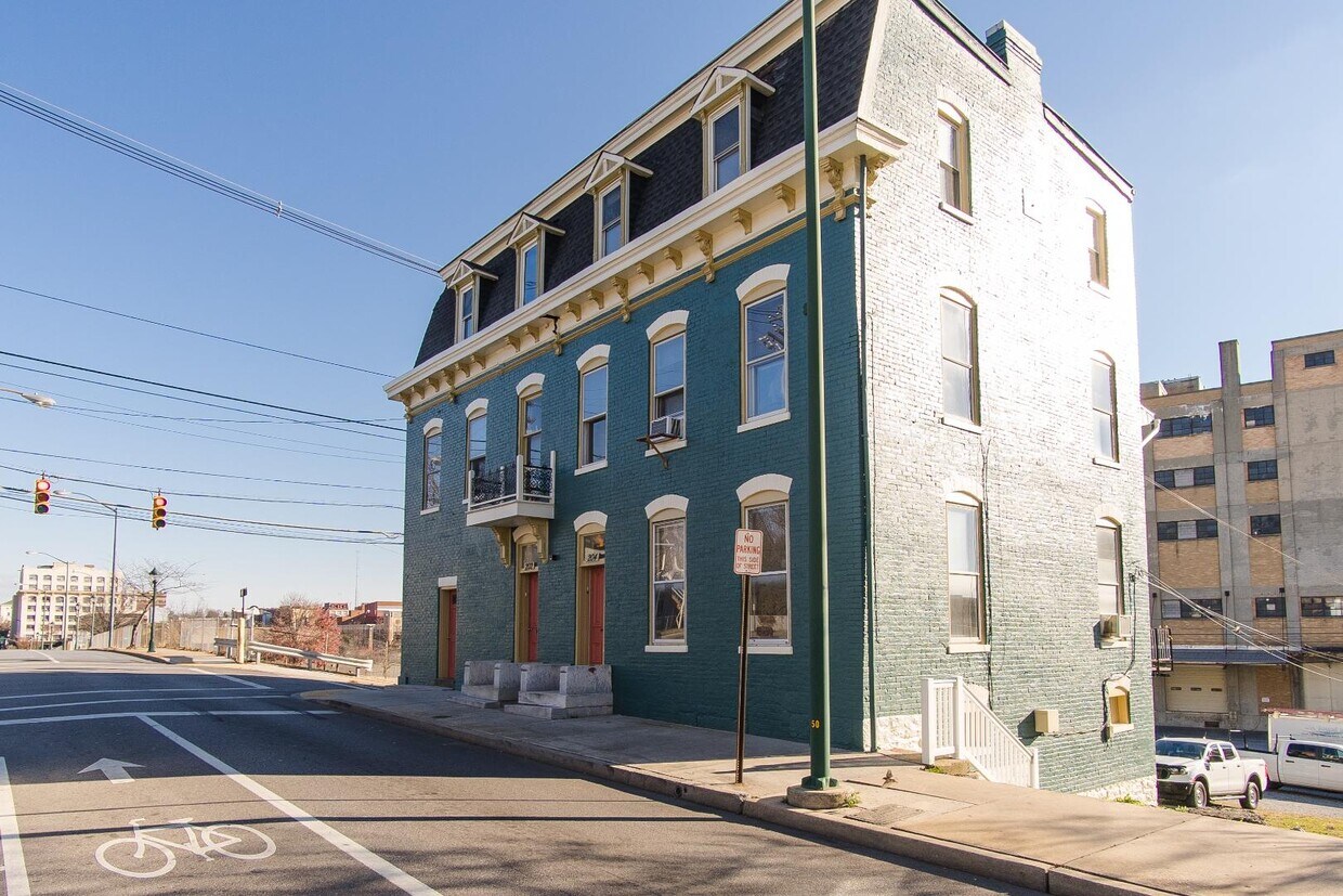 Primary Photo - 204 Summit Ave
